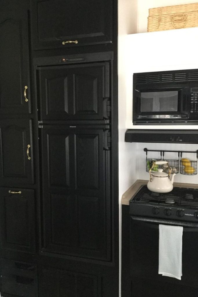 Black Cabinets and White Walls_2